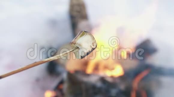冬天篝火上的油炸棉花糖关门视频的预览图