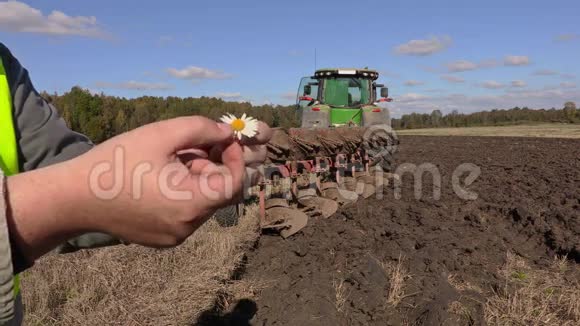 农夫从花里拔花瓣视频的预览图