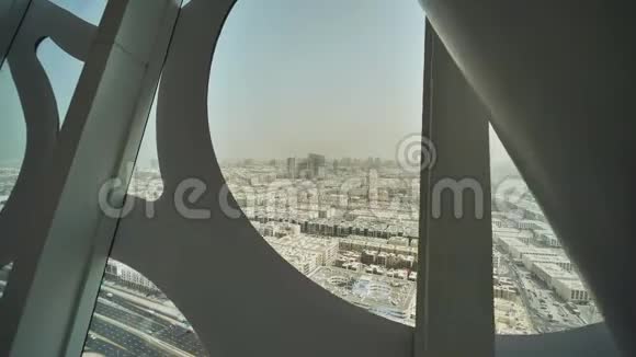 全景的迪拜城市通过原始和不寻常的设计窗户在运动中射击迪拜框架视频的预览图
