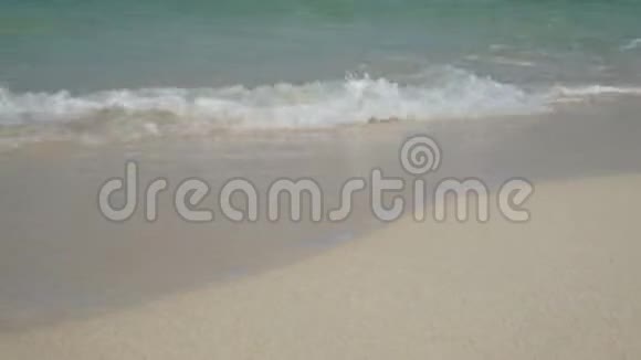 4K柔和的海浪清澈的海水在泰国普吉的白沙滩上与复制空间区热带夏海滩视频的预览图
