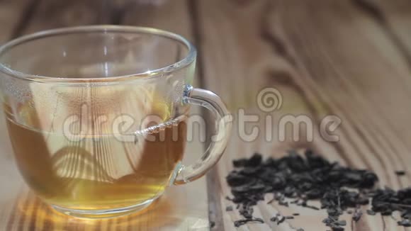 一杯清茶放在木桌上视频的预览图