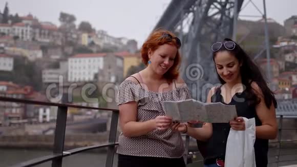 两名妇女在葡萄牙波尔图观光旅行视频的预览图