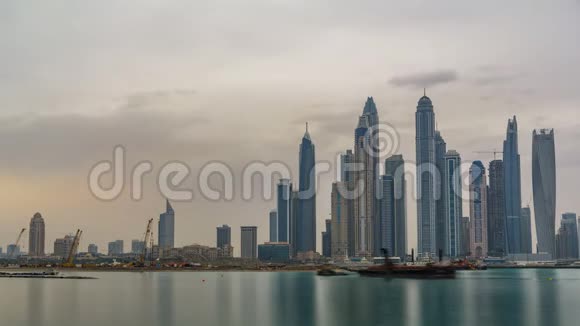 日出时分从棕榈岛经过迪拜城现代摩天大楼的全景视频的预览图