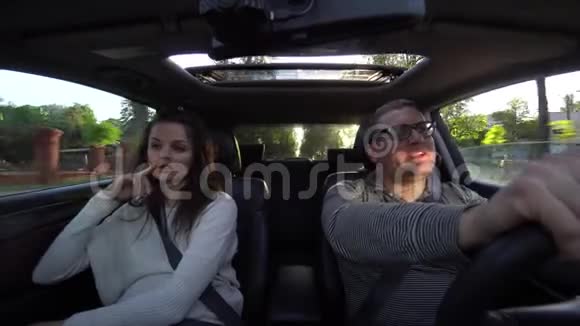 两个在车里笑着拥抱视频的预览图