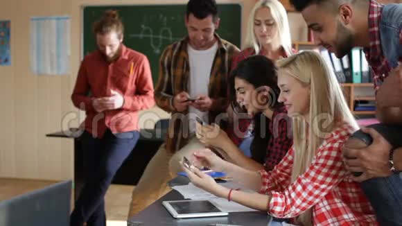 使用智能手机的学生坐在大学教室视频的预览图