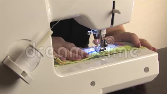 缝纫降低了针头在缝纫机上工作视频的预览图