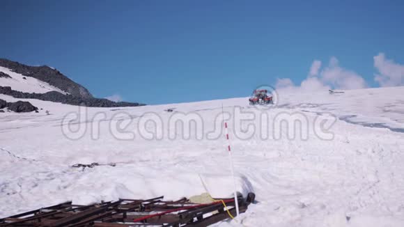 雪猫毛毛虫机与游客一起骑在陡峭的山上视频的预览图