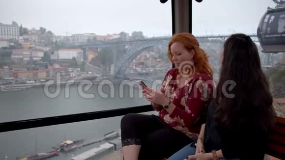 两名妇女在葡萄牙波尔图观光旅行视频的预览图