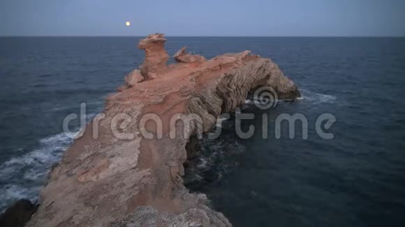 天空中弯曲的岩石海洋和月亮视频的预览图