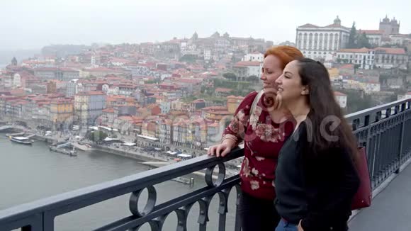 两名妇女在葡萄牙波尔图观光旅行视频的预览图