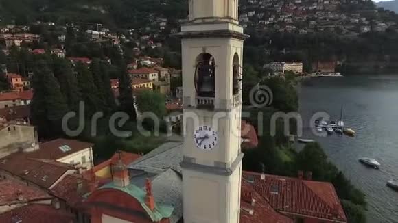 无人机随时钟在钟楼周围飞行视频的预览图