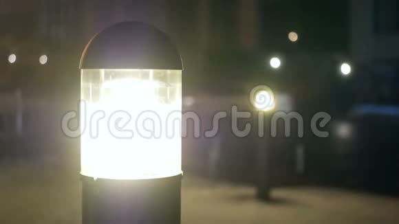 雾街灯车视频的预览图