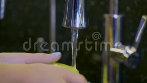 女性用自来水洗手蔬菜视频的预览图