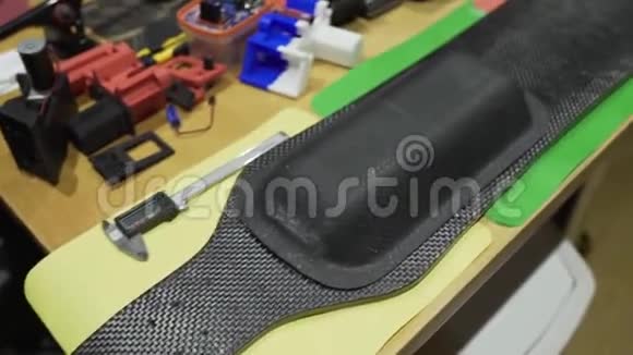 长板碳件用马达组装滑板用于极限运动的碳桌溜冰视频的预览图