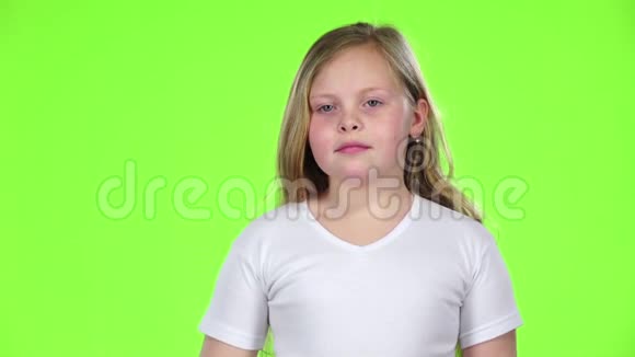 小女孩咬胡萝卜很健康绿色屏幕慢动作视频的预览图