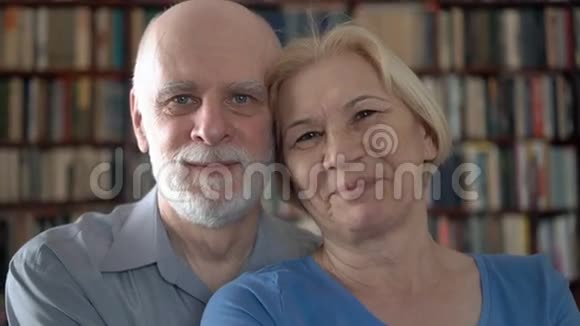 家中快乐的高级夫妇的肖像玩得开心背景书架视频的预览图