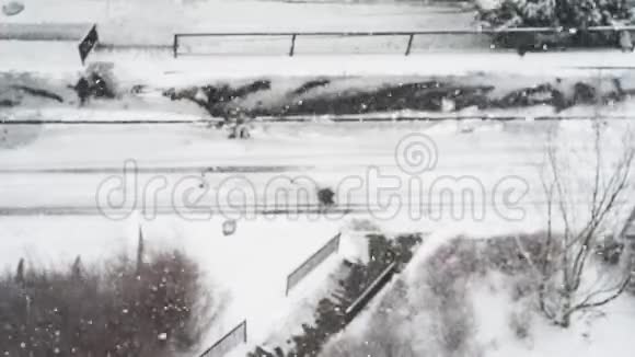 冬季雪道住宅区鸟瞰背景视频的预览图