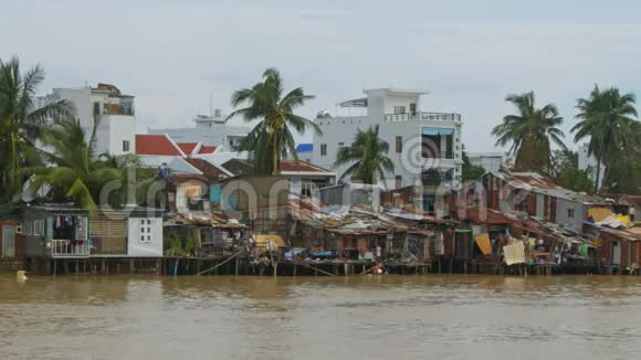 位于台风过后有损坏的河岸贫困房屋视频的预览图