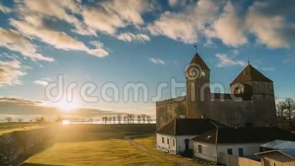 KuressaareSaaremaa岛爱沙尼亚日落时分圣公会城堡传统视频的预览图