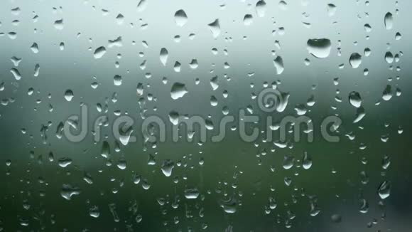 4K雨水从窗户表面冒出来下雨天下雨视频的预览图