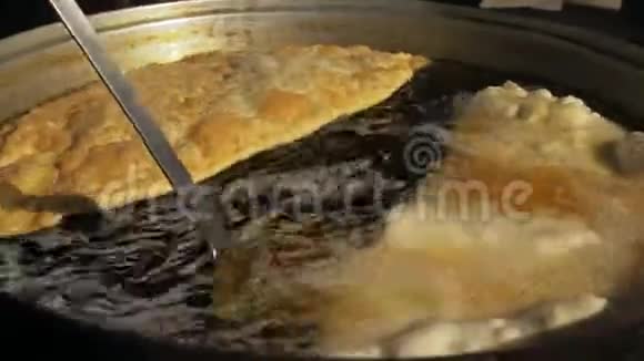 加工烹饪切布雷克男人用奶酪肉洋葱炒成大锅里的油弗里德视频的预览图