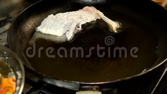 河鱼鲤鱼切成块是在锅里炒的食用油视频的预览图