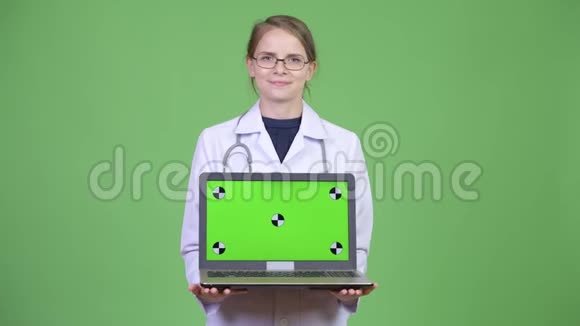 年轻快乐的女医生展示笔记本电脑视频的预览图