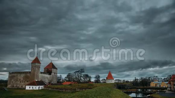 KuressaareSaaremaa岛爱沙尼亚时间流逝时间流逝圣公会城堡晚上传统中世纪视频的预览图
