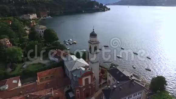 湖岸有钟楼的古教堂视频的预览图