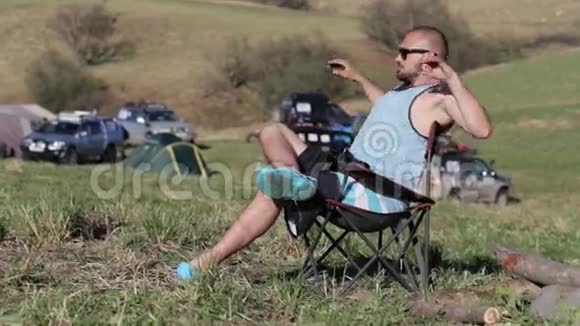 一个人坐在椅子上在远征营地伸展身体视频的预览图