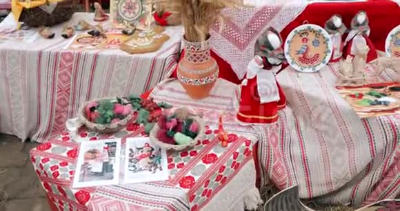 俄罗斯萨莫瓦尔和白俄罗斯民间娃娃有巴兰基的桌子俄罗斯传统茶饮视频的预览图