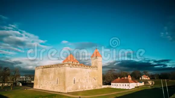 KuressaareSaaremaa爱沙尼亚日落时分圣公会城堡传统中世纪视频的预览图