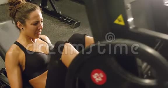 健身女子在健身馆训练腿部举重视频的预览图