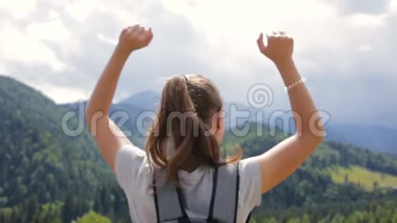 一位年轻女子高兴地举起双手视频的预览图