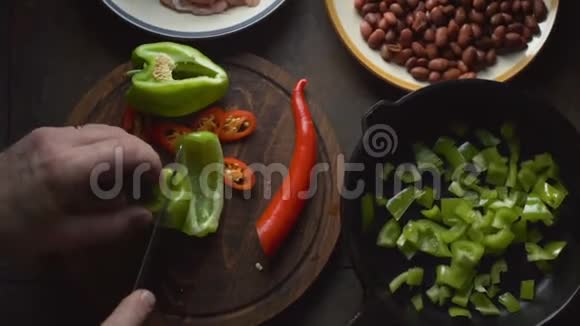 男人正在为法吉塔切甜椒墨西哥食物录像视频的预览图