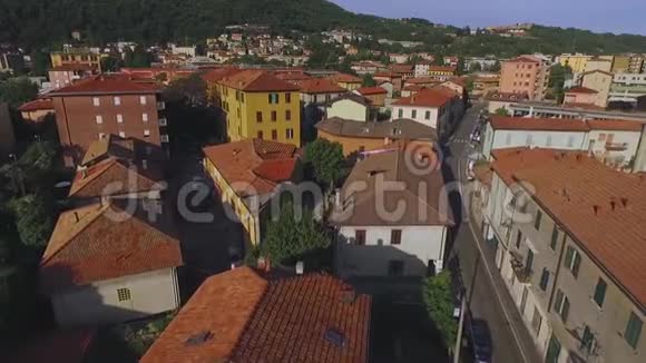 无人机飞过意大利房屋的屋顶视频的预览图