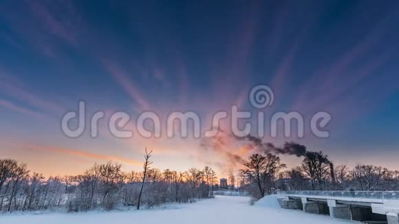 多布鲁斯戈梅尔地区白俄罗斯旧纸厂大厦在冬季早晨的时间流逝太阳视频的预览图