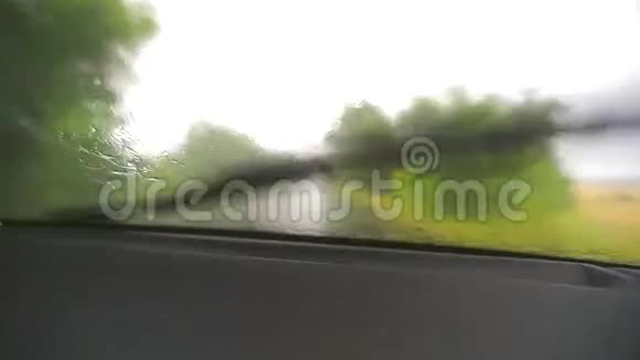 在雨中开车视频的预览图