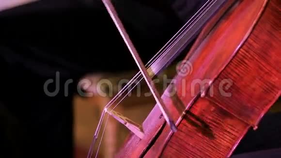 小提琴音乐家演奏大提琴视频的预览图