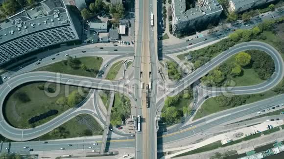阳光明媚的一天大城市道路交叉口视频的预览图