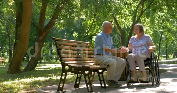 在公园外面坐轮椅的老人视频的预览图