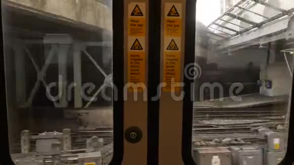 地下列车在移动列车中从内部滑动门4k视频的预览图