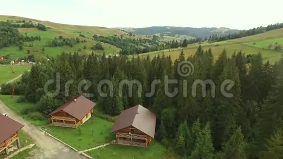 空中摄影的木屋和村庄在山上视频的预览图