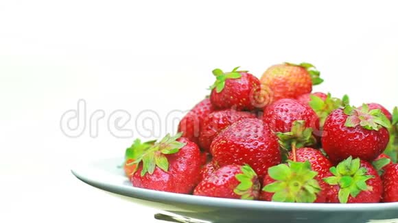 成熟的草莓在白色背景上旋转视频的预览图
