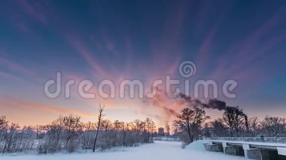 多布鲁斯戈梅尔地区白俄罗斯旧纸厂大厦在冬季早晨的时间流逝太阳视频的预览图