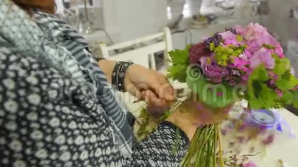 花商把一束花放在一起视频的预览图