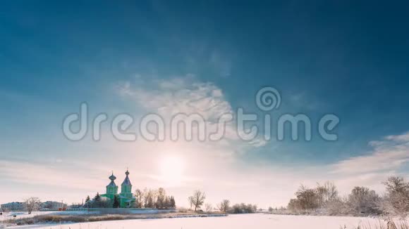 白俄罗斯Gomel地区Dobrush区的乡村中心古木东正教的时间流逝视频的预览图