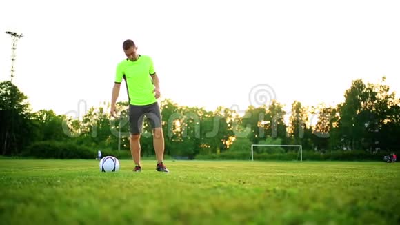 足球运动员在阳光明媚的一天在体育场热身视频的预览图