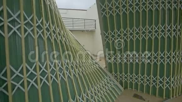 镜头接近建筑物入口带有假围墙视频的预览图