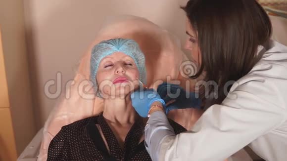医生在面颊部做了一个穿刺作为一种提升产品视频的预览图
